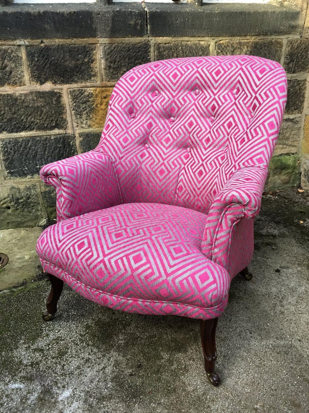 Armchair buttoned in a pink geometric fabric