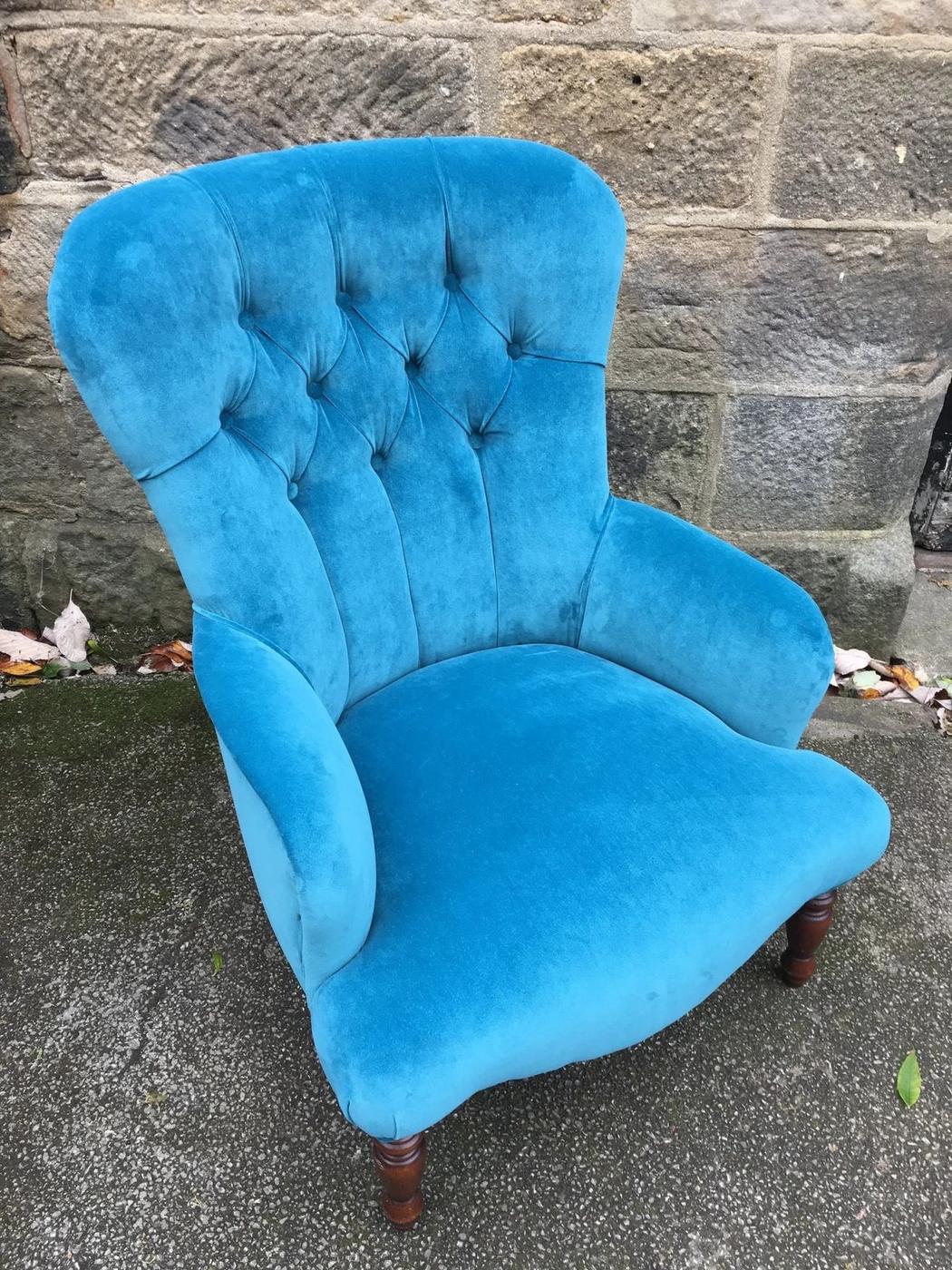 Deep-buttoned chair in turquoise velvet
